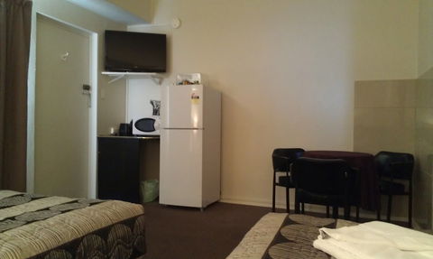 Avalon Motel - Accommodation Whitsundays 1