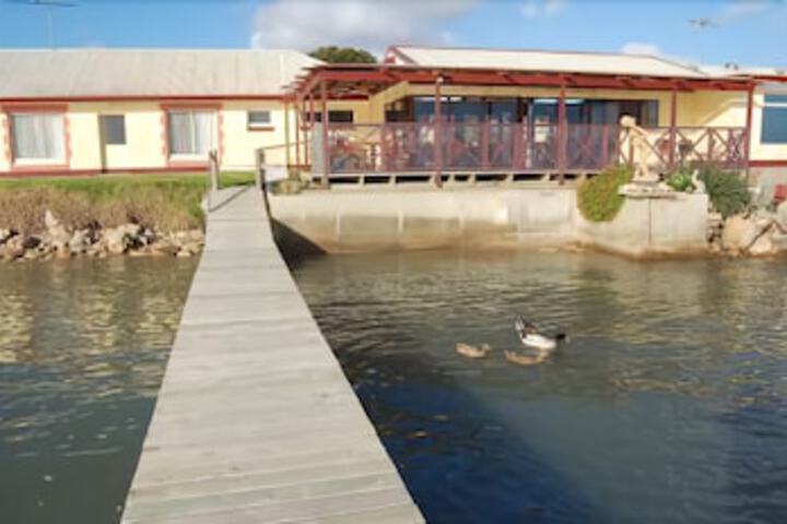 Policemans Point SA Accommodation Whitsundays