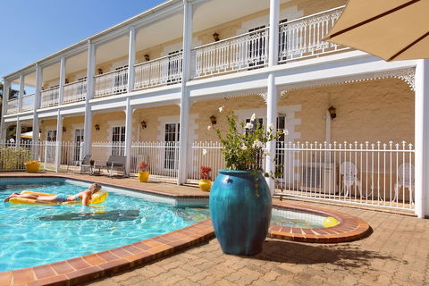 White Lace Motor Inn - Accommodation Whitsundays 1