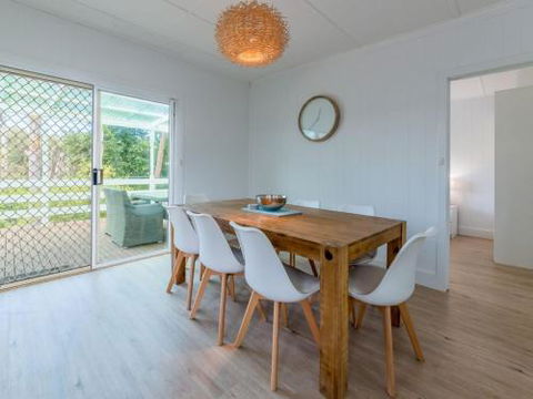 DRIFTAWAY ACROSS FROM SURF BEACH - Accommodation Whitsundays 3