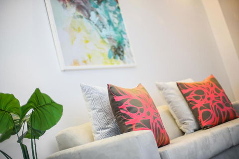 A Comfy & Central 2BR Apt Near Flinders Station - Accommodation Whitsundays 1