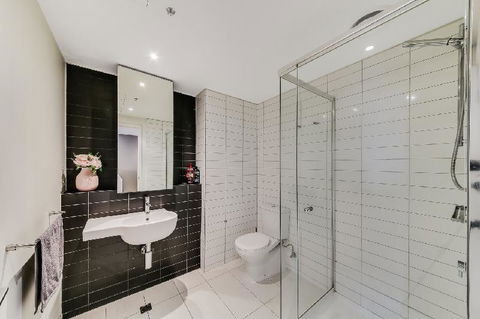 A Modern 2BR CBD Apt City Views FREE Parking - Accommodation Whitsundays 1