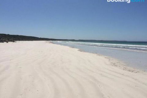 DEstrees Bay Beach House - Accommodation Whitsundays 3