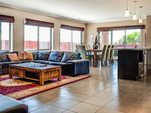 Valencia - Accommodation Whitsundays 1