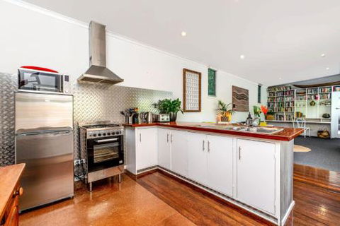 SUNSET BEACH SHACK On SURF - Accommodation Whitsundays 6