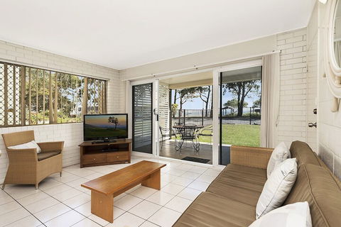 Ground Floor Air Conditioned Fabulous Waterviews Overlooking Pumicestone Passage - Accommodation Whitsundays 3