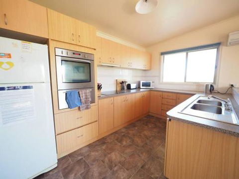 Sunset Deck Beach House Sandy Point - Accommodation Whitsundays 4