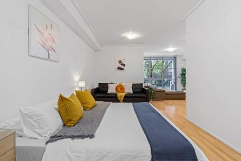 A Bright & Stylish Studio Next To Darling Harbour - Accommodation Whitsundays 1