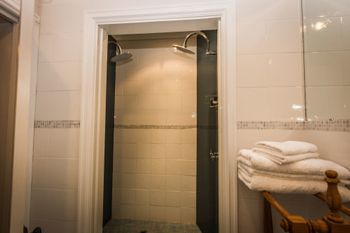 Spooky Hall Motel - Accommodation Whitsundays 2