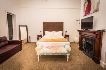 Spooky Hall Motel - Accommodation Whitsundays 1