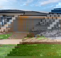 Resortstyle 4BR House With Parkingwerribee - Accommodation Whitsundays