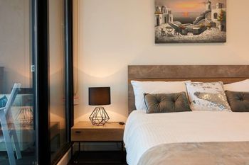 Stunning Harbour & City View Loft - Accommodation Whitsundays 4