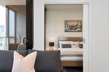 Stunning Harbour & City View Loft - Accommodation Whitsundays 6