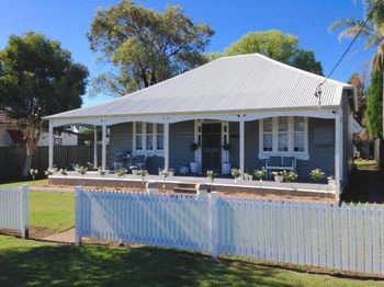 Edgeworth Street Manor - Accommodation Whitsundays 0
