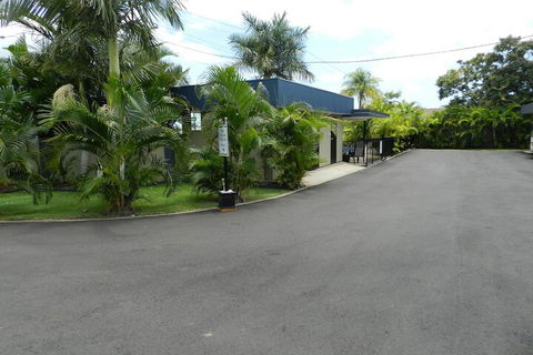 Golden Palms Motor Inn - Accommodation Whitsundays 2