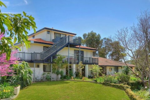 Martin Fields Beach Retreat - Accommodation Whitsundays 0
