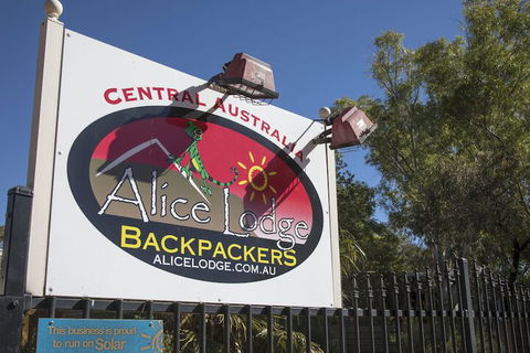 Alice Lodge Backpackers - Accommodation Whitsundays 2