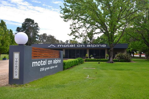 Motel On Alpine - Accommodation Whitsundays 1