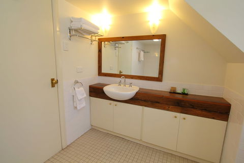 Fitzroy Inn Historic Retreat - Accommodation Whitsundays 3