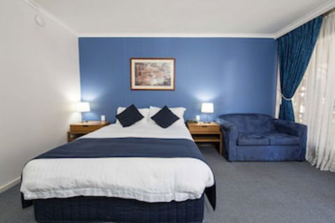 MAS Country Riverboat Lodge Motor Inn - Accommodation Whitsundays 0