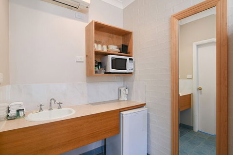 Catalina Motel Lake Macquarie - Accommodation Whitsundays 5
