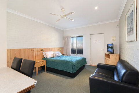 Catalina Motel Lake Macquarie - Accommodation Whitsundays 3