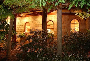 The Hermitage Motel - Accommodation Whitsundays 2