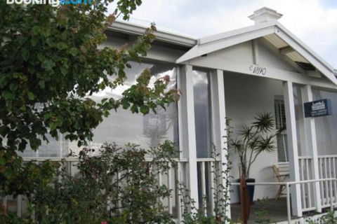 Three Chimneys Bed & Breakfast Boutique Guest House - Accommodation Whitsundays 0