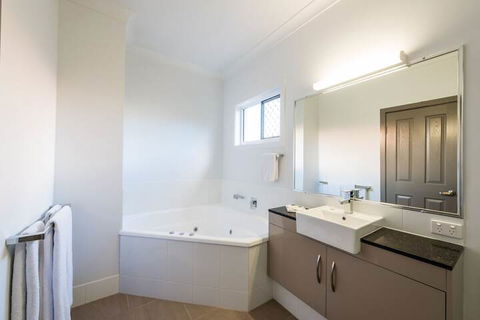 Athena Motel Apartments - Accommodation Whitsundays 4