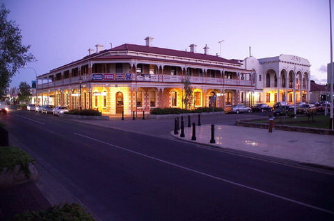 Jens Town Hall Hotel - Accommodation Whitsundays 0