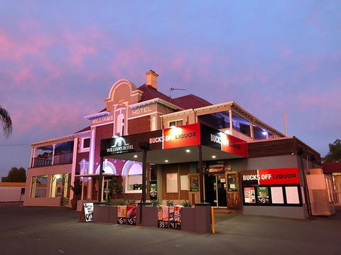 Williams Hotel Restaurant - Accommodation Whitsundays 0