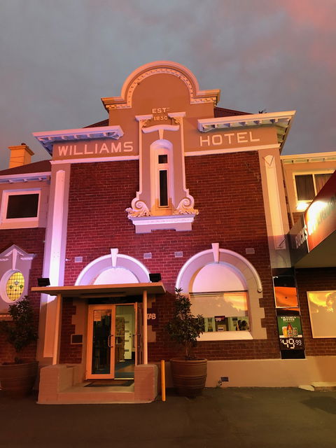 Williams Hotel Restaurant - Accommodation Whitsundays 2