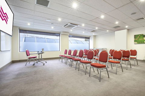 Crowne Plaza Canberra - Accommodation Whitsundays 9