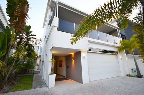 Alex Beach House - Accommodation Whitsundays 0