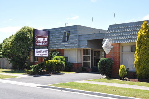 Sunrise Motor Inn - Accommodation Whitsundays 0