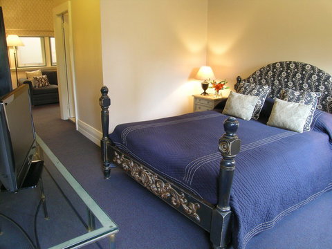 The Russell Hotel - Accommodation Whitsundays 1