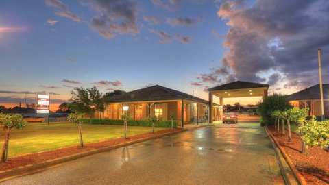 Bushmans Motor Inn - Accommodation Whitsundays 1
