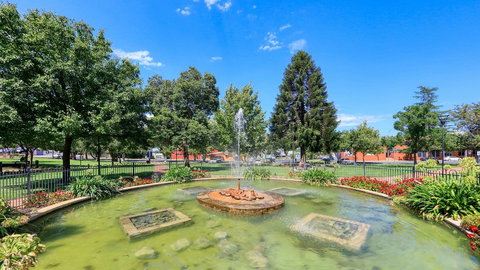 Bushmans Motor Inn - Accommodation Whitsundays 2