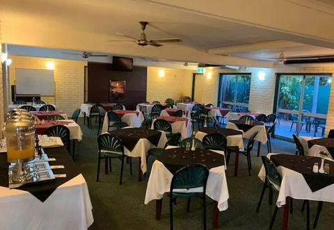 Pine Tree Motel - Accommodation Whitsundays 2