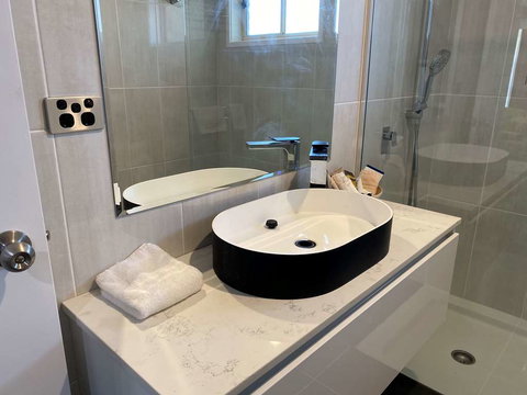 Best Western Plus All Settlers Motor Inn - Accommodation Whitsundays 2