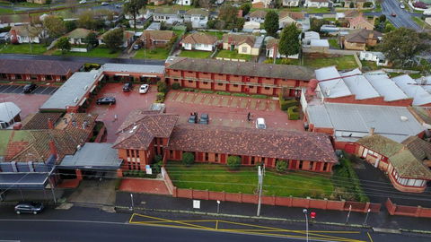 Sovereign Park Motor Inn - Accommodation Whitsundays 1