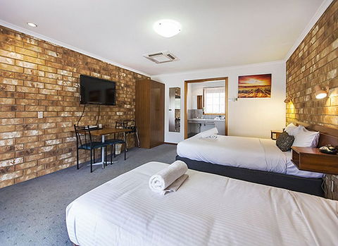 Clare Central Motel - Accommodation Whitsundays 1
