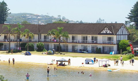 The Clan Lakeside Lodge - Accommodation Whitsundays 0