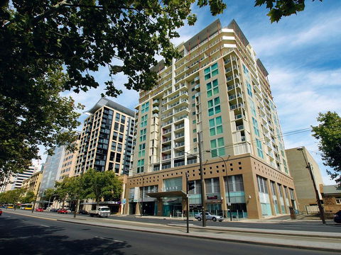 Oaks Embassy - Accommodation Whitsundays 0