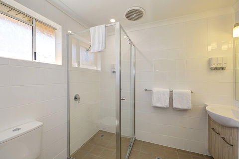 Smart Motels Bert Hinkler - Accommodation Whitsundays 2