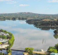 3BR Executive Apartment with Lake and Mountain views - Accommodation Whitsundays