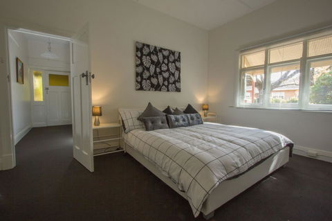 Cowan Street Bungalow - Accommodation Whitsundays 0
