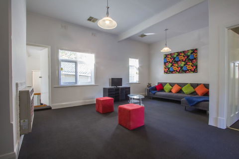 Cowan Street Bungalow - Accommodation Whitsundays 6