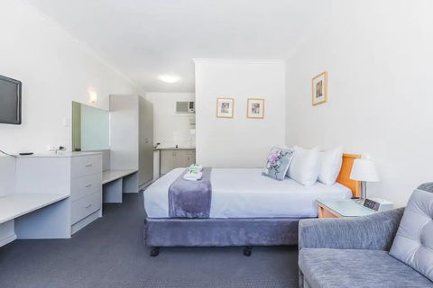 Hi 5 Glenelg Studio Apartment - Accommodation Whitsundays 2