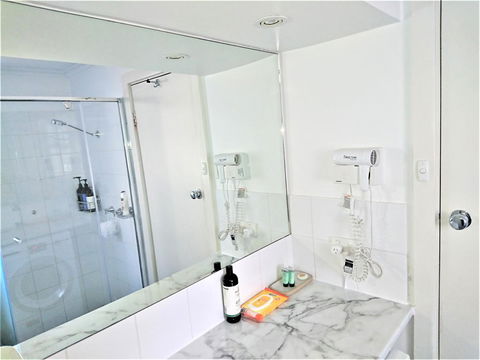 Hi 5 Glenelg Studio Apartment - Accommodation Whitsundays 6